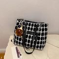 Sac cabas tendance en tweed noir et blanc avec anses en chaîne cuir et pendentif peluche - Carreaux Noirs Avec Peluche