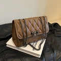 Sac bandoulière marron caramel matelassé avec fermoir bouclier et chaîne métal - café