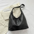 Borsa a spalla Hobo in pelle martellata nera con tracolla regolabile e fibbia dorata - Nero