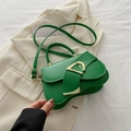 Sac bandoulière vert en forme de croissant avec boucle dorée en D élégante - Vert