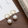 Pendientes vintage franceses con perlas blancas redondas y aros dorados pulidos - Perla de Imitación Blanca Dorada
