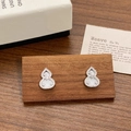 Détail macro de boucles d'oreilles gourde en argent avec nacre blanche et étoile - Gourde Blanche Argentée