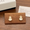 Boucles d'oreilles gourde en or avec nacre blanche, zircons et motif d'étoiles - Gourde Blanche Dorée