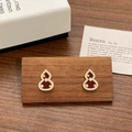 Boucles d'oreilles gourde chinoise en émail rouge et zircons sur un support en bois - Gourde Rouge Dorée