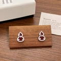Boucles d'oreilles gourde élégantes avec émail rouge et zircons sur support bois - Gourde Rouge Argentée
