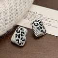Orecchini rettangolari retrò in argento con smalto leopardato nero per donne - Orecchini a Trapezio Argentati Con Stampa Leopardata