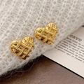Einzigartige vergoldete Herzohrringe mit Webstruktur auf weichem Strickgewebe - Gold Herz