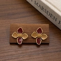Details zu floralen Ohrsteckern mit rot-khakifarbenen Emailleblättern auf dunklem Holz - Ancora-Rot + Milchtee-Farbe (A-1262)