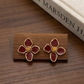 Detail von vierblättrigen Blumenohrringen mit Burgunder Emaille und Goldplattierung - Ancora-Rot (A-1262)