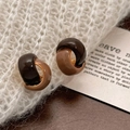 Orecchini a cerchio a C bicolore retrò con smalto lucido color cioccolato e caramello - Caffè e Tè al Latte