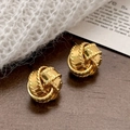 Vergulde holle knoop oorknopjes op rustiek houten oppervlak met gebreid detail - Goud (A-303)