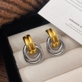 Detail von mehrlagigen geometrischen Gold- und Silberohrringen in einer Schmuckschatulle - Gold und Silber Zweifarbig
