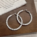 Dettaglio di grandi orecchini a cerchio vintage in argento con trama in metallo intrecciato - Argento