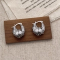 Dettaglio di orecchini a cerchio in argento vintage con texture a corda intrecciata - Argento
