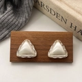 Pendientes geométricos triangulares de plata cepillada para mujer en fondo vintage - Pendientes de Botón Triángulo Plata Cepillada