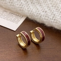 Dettaglio di orecchini a U dorati con smalto rosso scuro e incisione in argento S925 - Rosso Ankle (Grande)