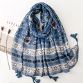 Sciarpa in cotone blu con fiori bohémien e nappe per viaggi e abbigliamento vacanza - Stampa Etnica Blu (SL2306-026)