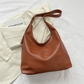 Sac cabas hobo marron pour femme en cuir grainé avec large bandoulière et design minimal - Marron