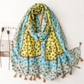 Geel en blauw gestippelde sjaal met franjes op een minimalistische witte achtergrond - Geel Blauw Polka Dot Color Block Stijl (SL2307-012)