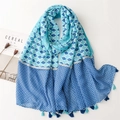 Sciarpa in lino blu e bianca con motivi floreali geometrici ed eleganti nappe - Blu