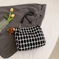Sac fourre-tout à carreaux noir et blanc en tissu tissé avec un pendentif ours en peluche - Carreaux Noirs (Avec Pendentif)