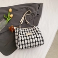 Grand sac cabas à carreaux noir et blanc avec bandoulière et breloque ours - Carreaux Blancs (Avec Pendentif)
