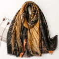 Vintage mosterdgele sjaal met etnische patronen, artistieke textuur en zachte franje rand - Retro Gouden Kunsttextuur (SL2304-030) / 180x85cm