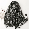 Écharpe vintage fleurie noire au toucher coton-lin avec imprimé tropical et pompons - 180*75cm / Fleurs Noires et Blanches (SL2304-026)