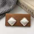 Pendientes cuadrados geométricos de plata con acabado cepillado sobre madera vintage - Pendientes de Botón Cuadrilátero Plata Cepillada