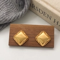 Orecchini a rombo in oro spazzolato con texture geometrica su base in legno - Orecchini a lobo quadrilateri in oro spazzolato