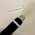 Detailansicht eines Silberrings mit vertikaler Textur und glitzerndem Sand-Finish - Segmentierter Gedrehter Stil Mit Diamantreihe(C-376) / Silber