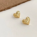 Macro di orecchini a cuore dorati con trama in metallo martellato e lucentezza unica - Oro