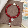Bracciale artigianale con perle di pietra naturale rossa, perla bianca e ciondolo fiore - Stile Rosso(D-126)