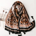 Sciarpa di seta leopardata con nappe nere e frange su sfondo bianco minimalista - Bordo Nero