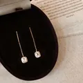 Elegantes pendientes de borla dorados con circonitas cuadradas en caja de terciopelo - Dorado