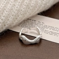 Anillo ondulado de plata cepillada con cinco pequeños diamantes sobre fondo tejido - Estilo Abierto Ondulado Cepillado / Plateado