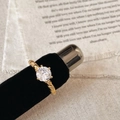 Nahaufnahme eines goldfarbenen Seilrings mit funkelndem Zirkonia in einer Vier-Krallen-Fassung - Runder Großer Diamant Gedrehter Stil(C-291) / Gold