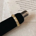 Nahaufnahme eines goldenen Kordelrings mit Zirkon-Mikropavee auf Samtständer - Segmentierter Gedrehter Stil Mit Diamantreihe(C-376) / Gold