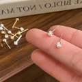 Primer plano de pendientes de perlas minimalistas en la punta del dedo mostrando el tamaño - Plateado