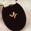 Primer plano de anillo de serpiente dorado con circonitas en joyero de terciopelo - Dorado