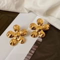 Detail von Vintage-Goldblumen-Ohrringen mit strukturierten Blütenblättern und Pistill - Gold