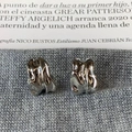 Dettaglio ravvicinato di orecchini a lobo irregolari argento con finitura a specchio - Argento