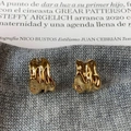 Macro di orecchini irregolari placcati in oro su sfondo in maglia grigia di lusso - Oro