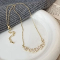 Dettaglio della collana glicine in zircone con chiusura a moschettone e catena di estensione - Oro