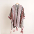 Dettaglio scialle bohémien in maglia con motivi a zigzag colorati e bordi con frange - Stile Patchwork Rosa/Beige/Rosso/Nero (SL2303-013 2#)