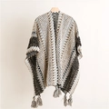 Dettaglio del poncho in maglia bohémien con motivi geometrici e nappe frangiate - Stile Patchwork Beige/Nero/Bianco (SL2303-013 3#)