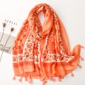 Vue détaillée de l'écharpe florale orange avec franges et texture douce en coton et lin - 180*85CM / Orange (SL2304-009)