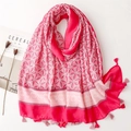 Sciarpa fucsia effetto lino con motivi geometrici e frange su sfondo bianco - rosa acceso