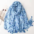 Detail eines blauen Schals mit abstraktem Muster, Fransen und weicher Baumwoll-Leinen-Haptik - Blau (SL2304-008)