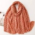 Écharpe élégante orange et beige à motif de feuilles avec franges sur fond blanc - Orange